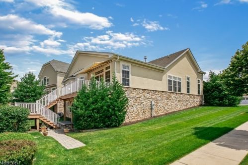 18 Johns Dr, Warren, NJ 07059-3006