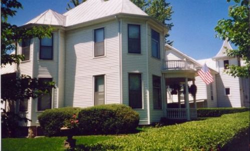 611 4th St, Glasgow, MO 65254-1503