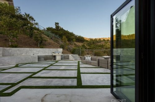 2434 Delisle Ct, Glendale CA  91208-2210 exterior