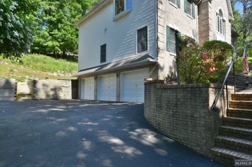 37 Aspen Way, Upper Saddle River, NJ 07458-1511