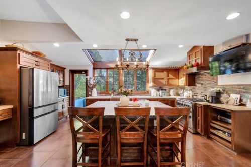 1664 Las Flores Dr, Glendale CA  91207-1200 exterior