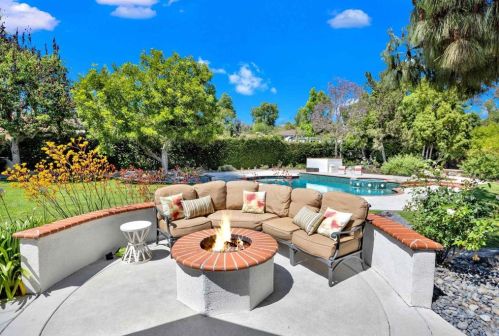 1156 Sugarbush Dr, Vista CA 92084-7464 exterior