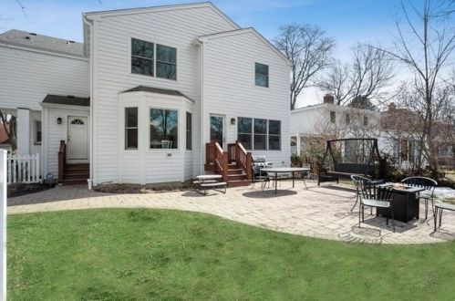 710 Beaver Rd, Glenview, IL 60025-3430