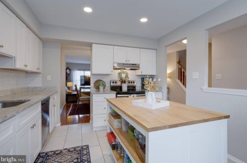 8816 Ridge Hollow Ct, Springfield VA  22152-1424 exterior