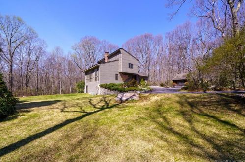 5 Bramble Bush Dr, Niantic, CT 06357-1802