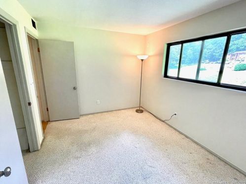 3 Murphys Ln, Huntington CT  06484-5414 exterior