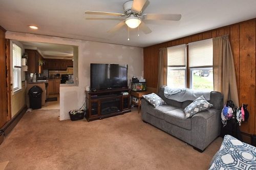53 Crane St, Warwick, RI 02889-8216