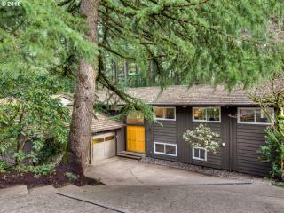 1402 Upland Dr, Portland, OR 97221-2649