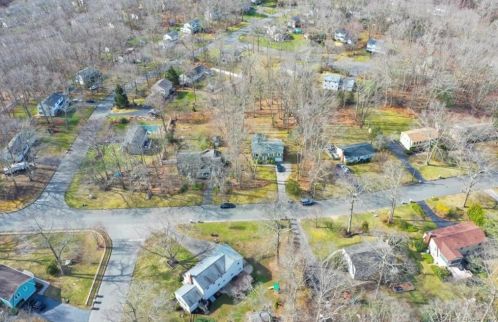 24 Stoneywood Dr, Niantic, CT 06357-1818