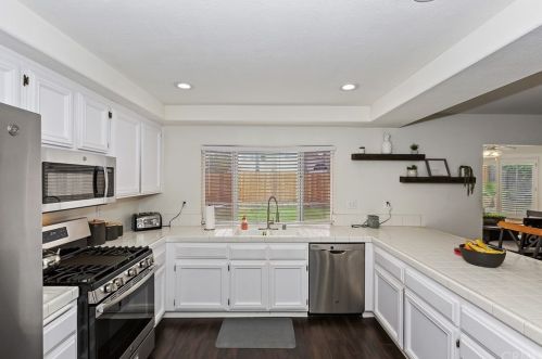 8554 Rosemary Dr, Riverside CA  92508-2965 exterior