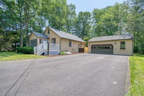 21 Mohawk Trl, East Hampton, CT 06424-2021