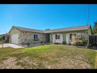 569 Elaine Ave, Oceanside, CA 92057-4255