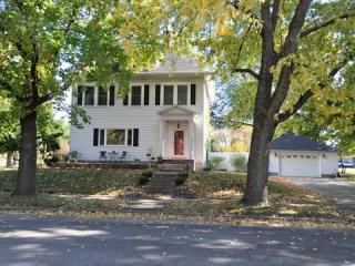 207 2nd St, Altamont, IL 62411-1401
