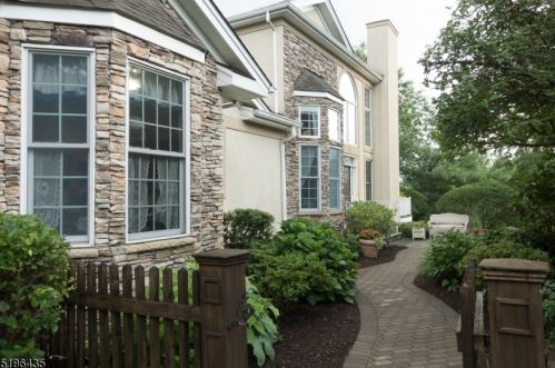 8 Dickerson Ct, Chester, NJ 07930-2480