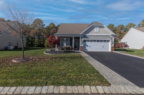 3 Gainsborough Ln, Lakehurst, NJ 08759-7311