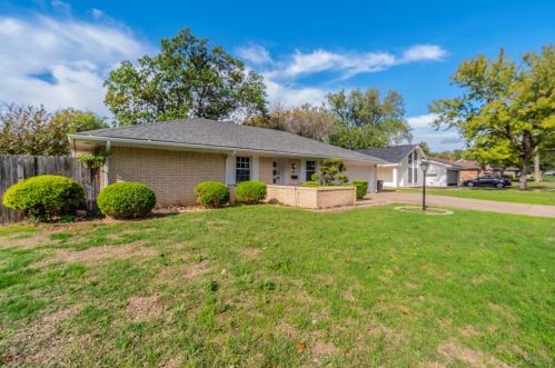 1804 Meadow Lane Ter, Fort Worth TX  76112-4327 exterior