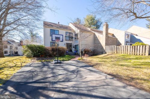 1410 Green Run Ln, Herndon, VA 20190-3927