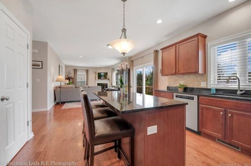 7 Padens Ct, Wallingford, CT 06492-6055