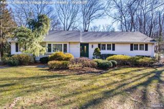 612 Lawlins Rd, Wyckoff, NJ 07481-1410