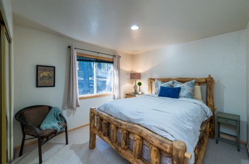 13977 Copenhagen Dr, Truckee CA  96161-6633 exterior