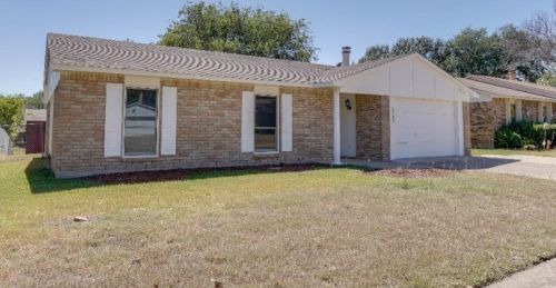 3737 Bridalwreath Dr, Fort Worth TX  76133-7631 exterior