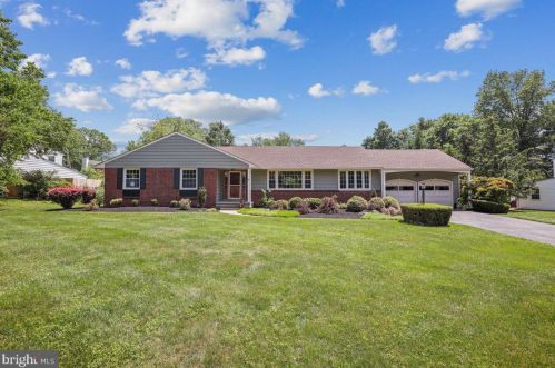 7 Westwood Dr, Trenton, NJ 08628-1911