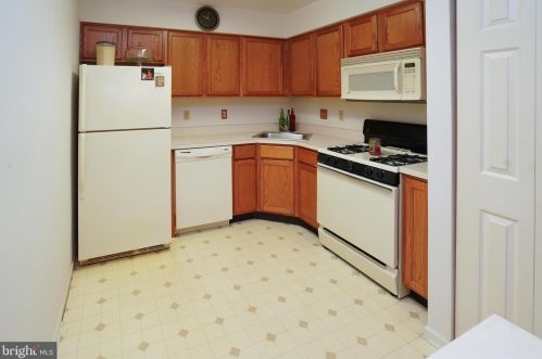 1302 Lakeside Dr, Palmyra, NJ 08065-2127