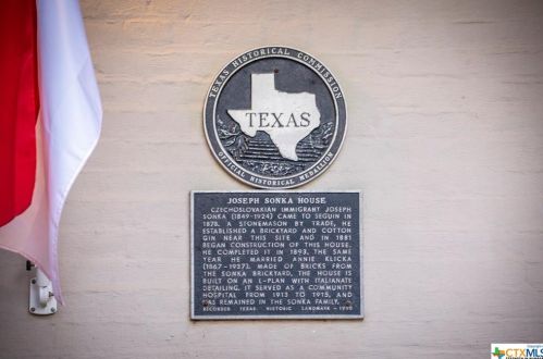 617 Guadalupe St, Seguin, TX 78155-3635