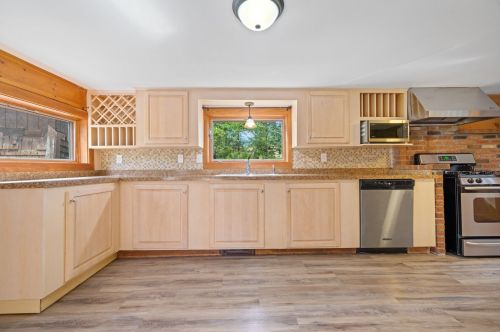 30 Bennett Rd, Henniker, NH 03242-3243