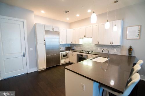 410 Front St, Philadelphia, PA 19147-1606