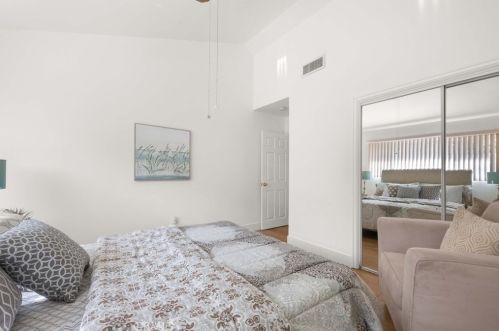 1851 Greenbriar Rd, Glendale CA  91207-1064 exterior