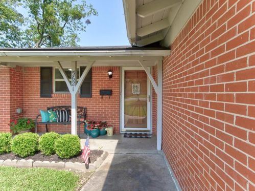 5621 Wedgworth Rd, Fort Worth TX  76133-2806 exterior