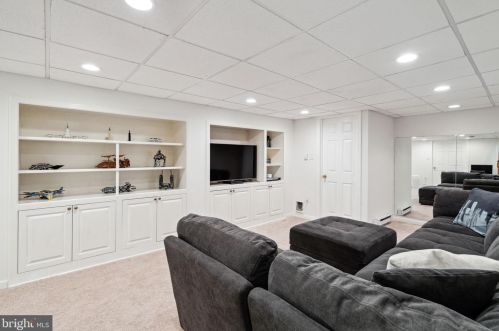 25 Gravers Ln, Philadelphia PA 19118-0041 exterior