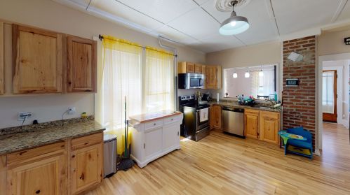 8 6th St, Nashua, NH 03060-3140