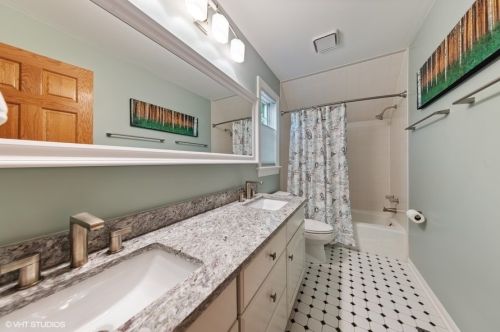 6755 Fieldstone Dr, Willowbrook IL  60527-5294 exterior