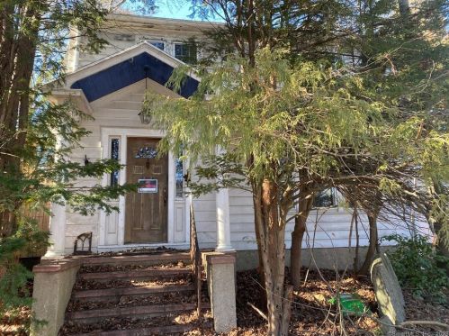 30 Fairview Ter, Derby, CT 06418-1415