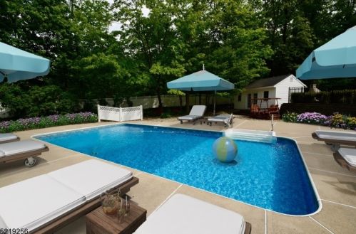 1 Wisteria Rd, Lafayette, NJ 07848-3650