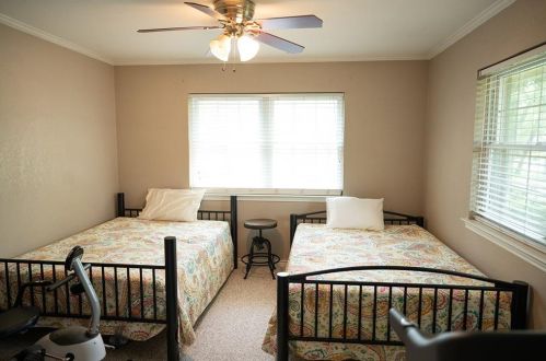 211 Oaklawn Ave, Nocona TX 76255-3109 exterior