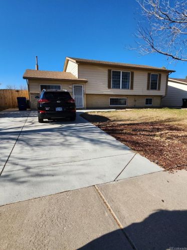 1053 Memphis St, Denver, CO 80011-7447
