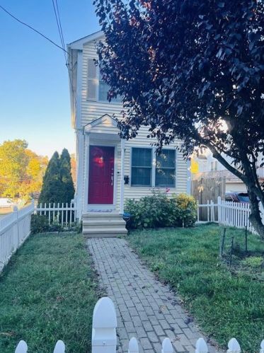 2 Rockland Rd, Norwalk, CT 06854-4636