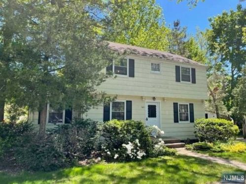 565 Mildred St, Teaneck, NJ 07666-4133