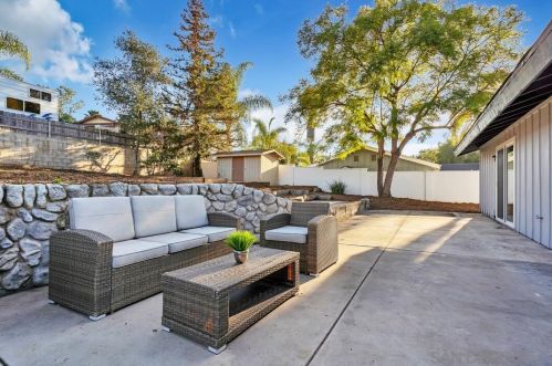 160 El Valle Opulento, Vista CA 92083-7708 exterior