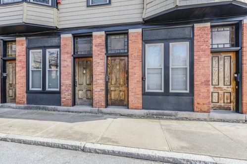 16 Liberty St, Middletown, RI 02840-3221