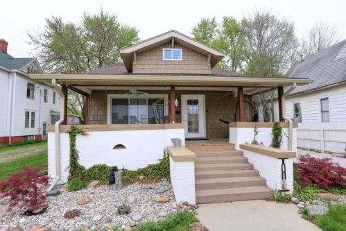 112 Pembroke St, Tuscola, IL 61953-1428