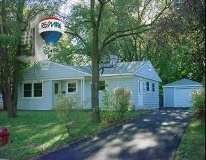 9 Pine St, Carpentersville, IL 60110-1605