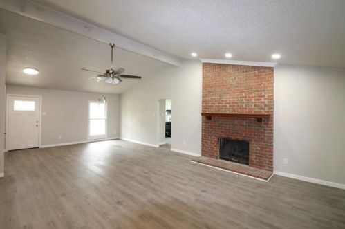 809 Pyramid Dr, Garland, TX 75040-9019