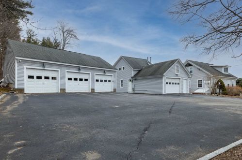 7 Tuttle Ln, Dover, NH 03820-4919