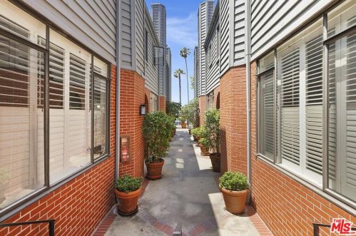 823 17th St, Santa Monica CA  90403-1946 exterior