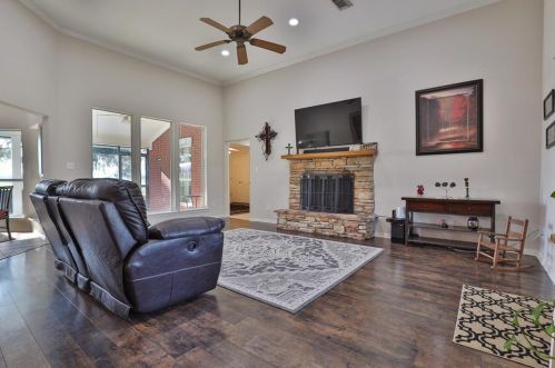 638 Wagon Wheel Trl, Angleton TX 77515-2733 exterior