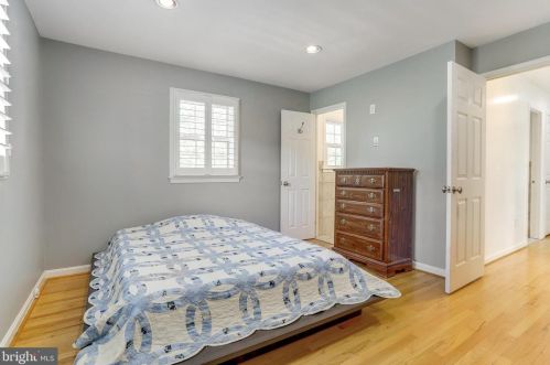 6808 Houndmaster Rd, Springfield VA  22152-2715 exterior